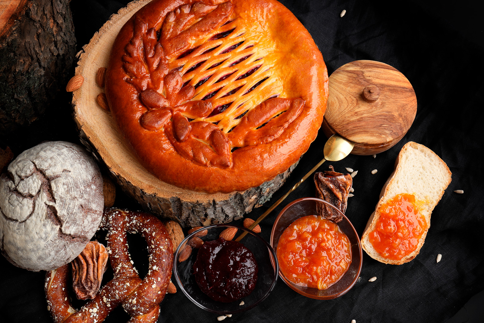 Reconcept фотоссесия food photo красивый закрытый пирог варенье хлеб бородинский с корочкой 