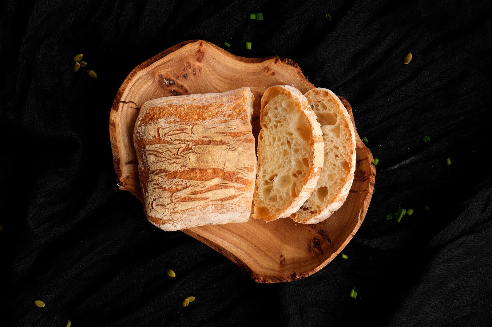 фотоссесия food photo хлеб разрезанный на деревянной тарелке