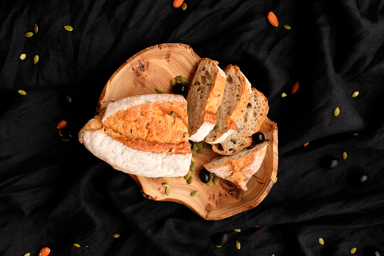 фотоссесия food photo хлеб на деревянной тарелке с семечками