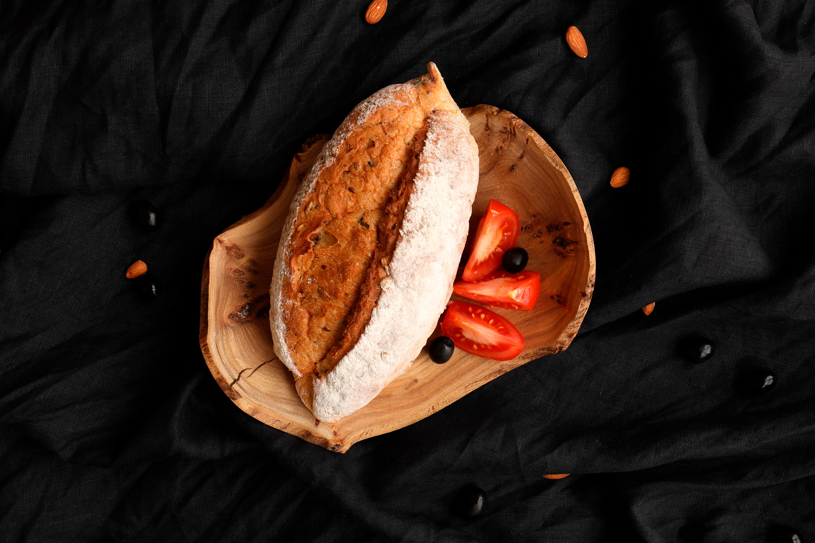 Reconcept фотоссесия food photo красивый хлеб на деревянной тарелке 