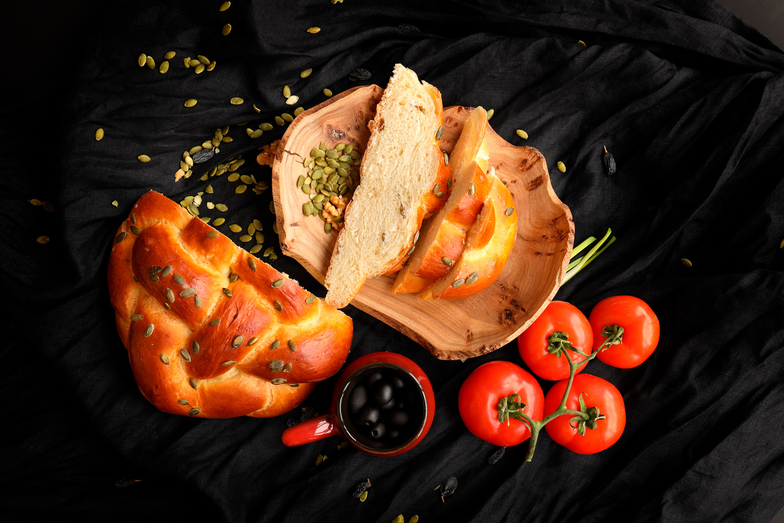 фотоссесия food photo хлеб с тыквенными семечками и помидорами